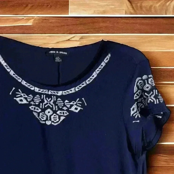 Cable and Gauge Women’s large navy tunic with white trim. - Picture 2 of 3